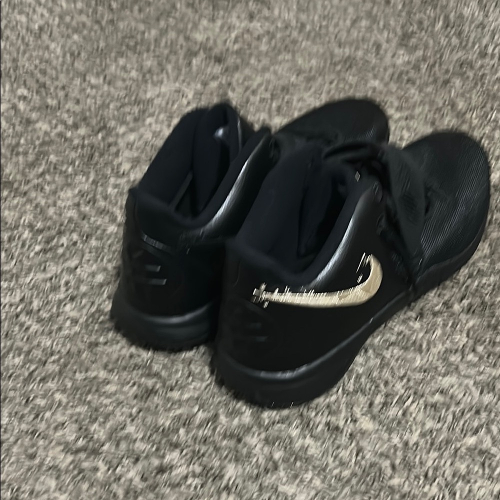 Nike Kids Black and Silver Sneakers - Picture 4 of 4